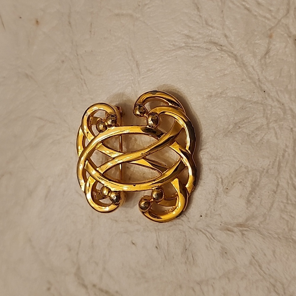 Brooch gold tone